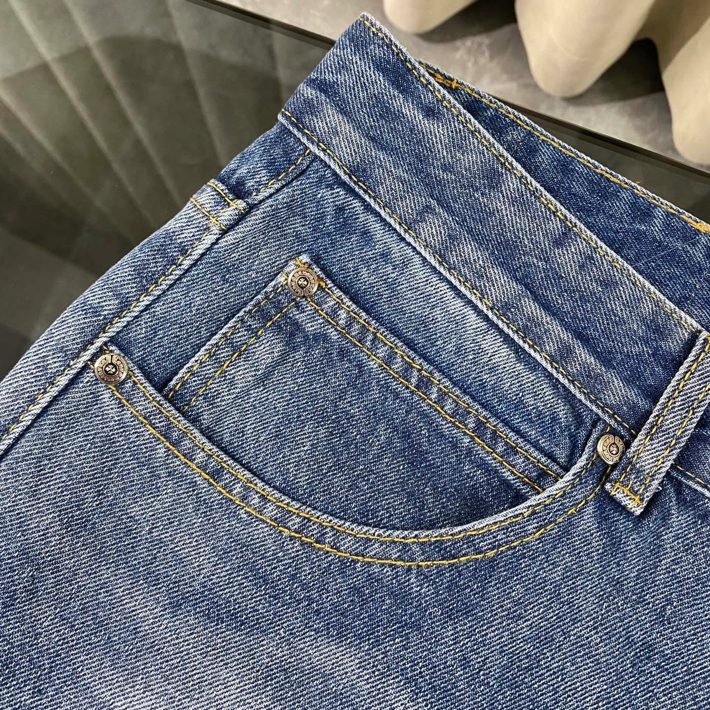 P230 Chrome Hearts 2025 new rare three-color butterfly print couple's washed loose jeans. High version, high version, top ceiling quality. Styles with different washed textures, very friendly to people with thin legs and thick legs. The straight version is very flattering to the leg shape. Moderate length that never goes out of style, easy to match with casual, basic styling for various styles, a must-have in the wardrobe! The fabric is stiff but also makes the upper body soft without losing texture. The washing process is even more perfect. It is a must-have item for everyone! ! ! Washed wheat, hang tag, pants label, three labels complete Color: blue Size: 28, 30, 32, 34